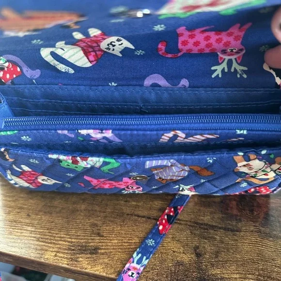 New Vera Bradley Blue Crossbody Wallet Handbag Christmas Cats Sweater Holiday - Picture 6 of 6